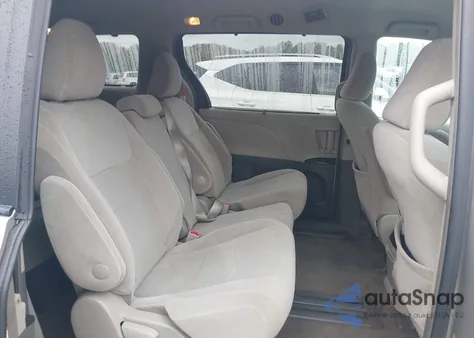 2015 Toyota Sienna Le 8 Passenger z USA, uszkodzony, nr VIN 5TDKK3DC2FS571391